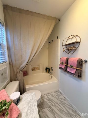 9804 Battersea Park Drive, Bakersfield, CA 93312