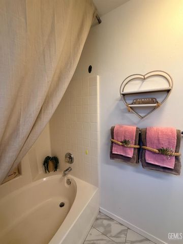 9804 Battersea Park Drive, Bakersfield, CA 93312
