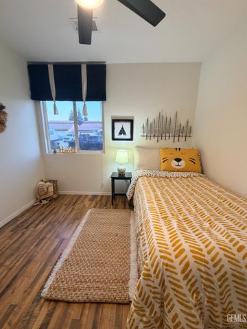 9804 Battersea Park Drive, Bakersfield, CA 93312