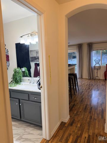 9804 Battersea Park Drive, Bakersfield, CA 93312