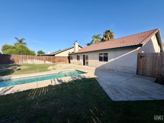 9804 Battersea Park Drive, Bakersfield, CA 93312
