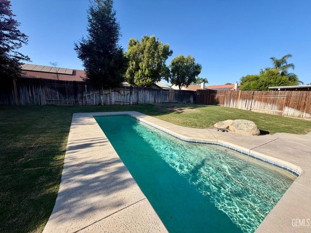 9804 Battersea Park Drive, Bakersfield, CA 93312