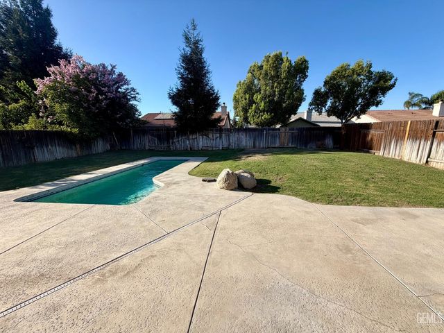 9804 Battersea Park Drive, Bakersfield, CA 93312