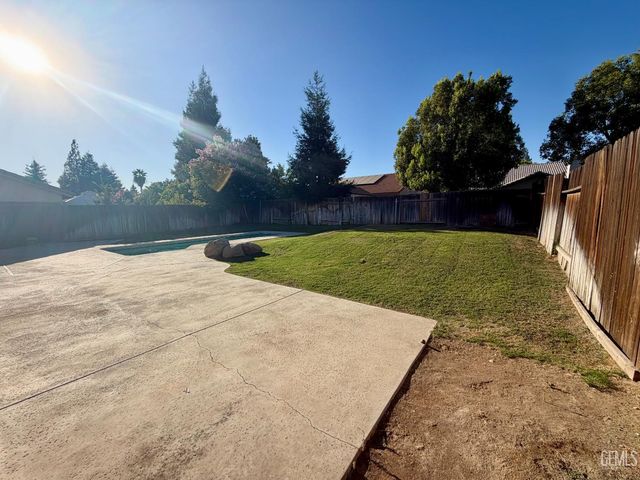 9804 Battersea Park Drive, Bakersfield, CA 93312