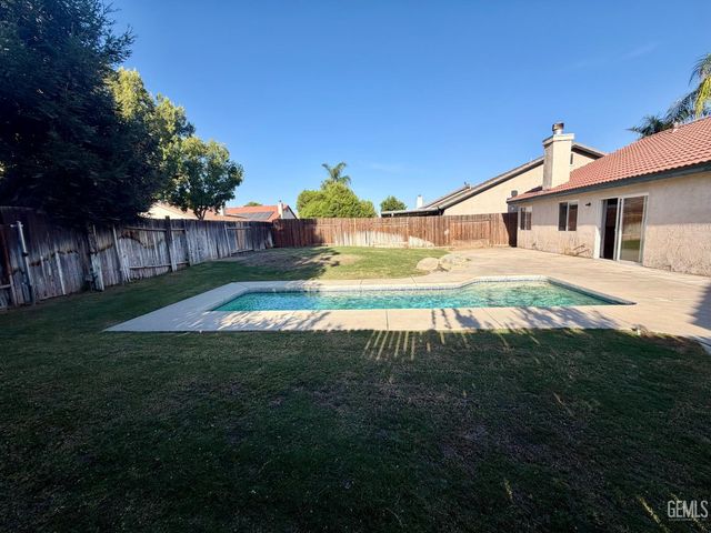 9804 Battersea Park Drive, Bakersfield, CA 93312