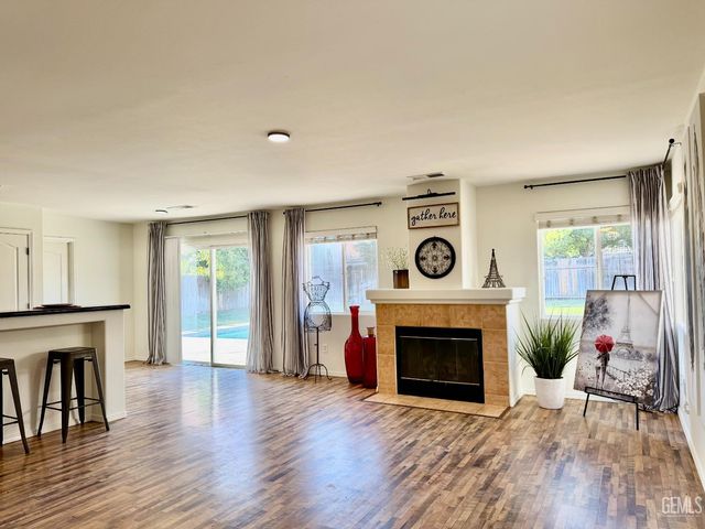 9804 Battersea Park Drive, Bakersfield, CA 93312