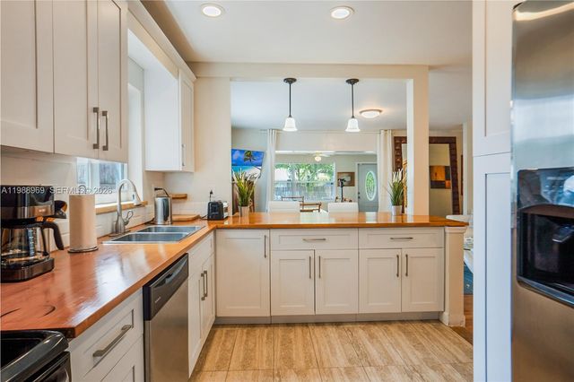 113 SW 2nd St, Hallandale Beach, FL 33009