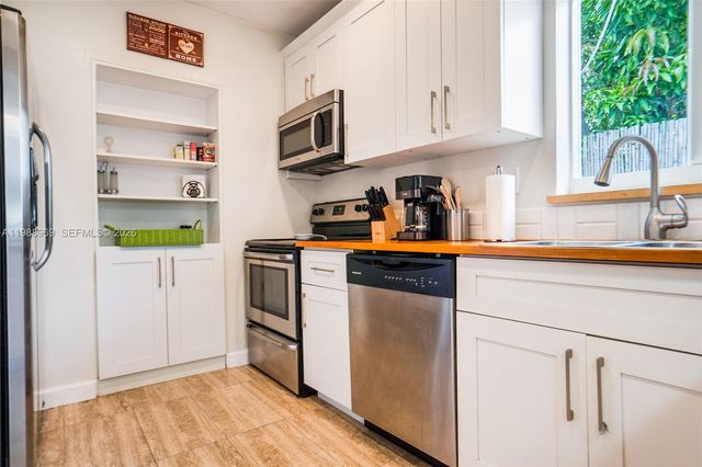 113 SW 2nd St, Hallandale Beach, FL 33009