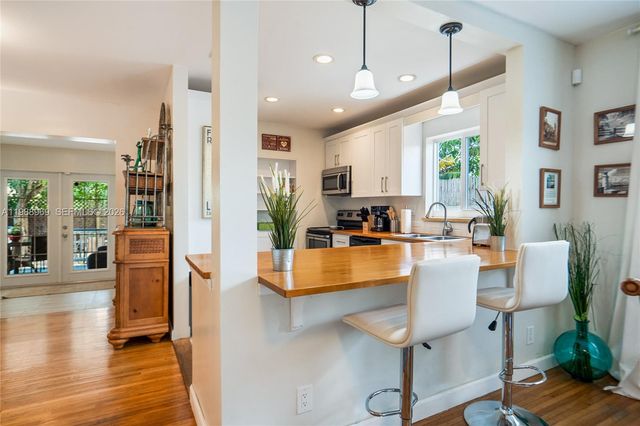 113 SW 2nd St, Hallandale Beach, FL 33009