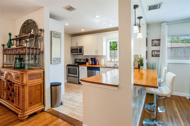 113 SW 2nd St, Hallandale Beach, FL 33009