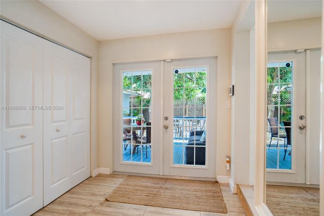 113 SW 2nd St, Hallandale Beach, FL 33009