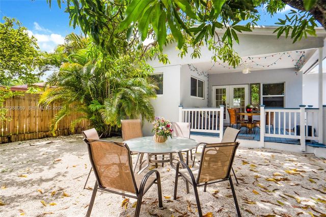 113 SW 2nd St, Hallandale Beach, FL 33009