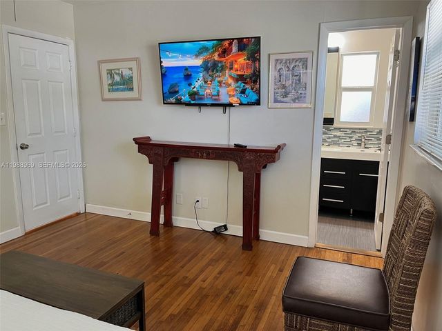 113 SW 2nd St, Hallandale Beach, FL 33009