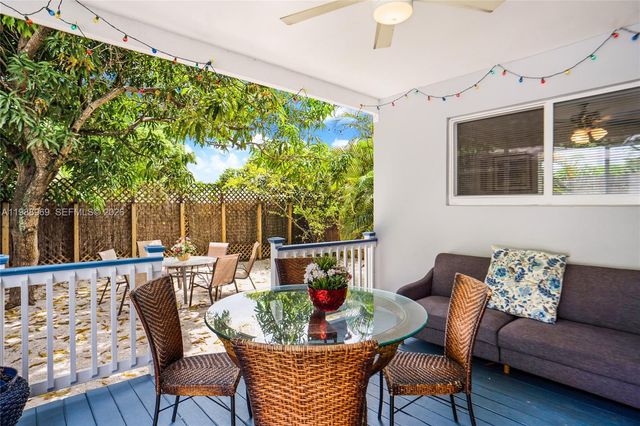 113 SW 2nd St, Hallandale Beach, FL 33009