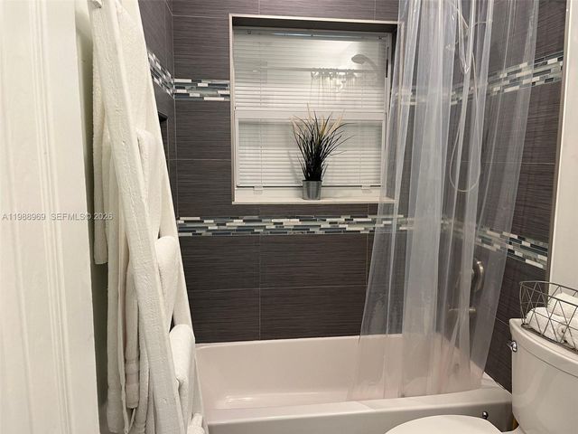 113 SW 2nd St, Hallandale Beach, FL 33009