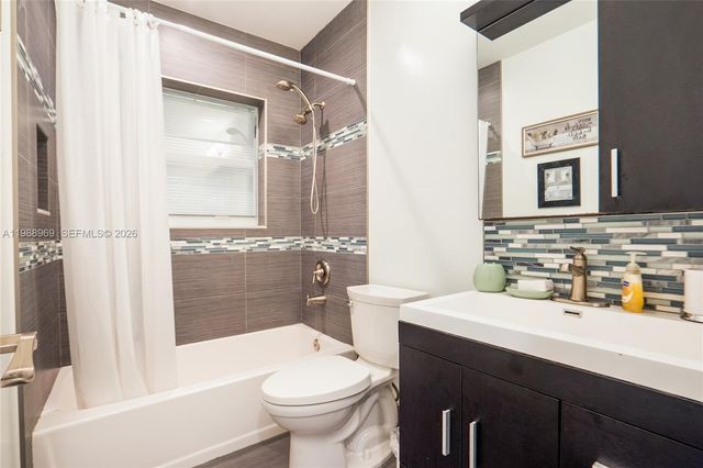 113 SW 2nd St, Hallandale Beach, FL 33009