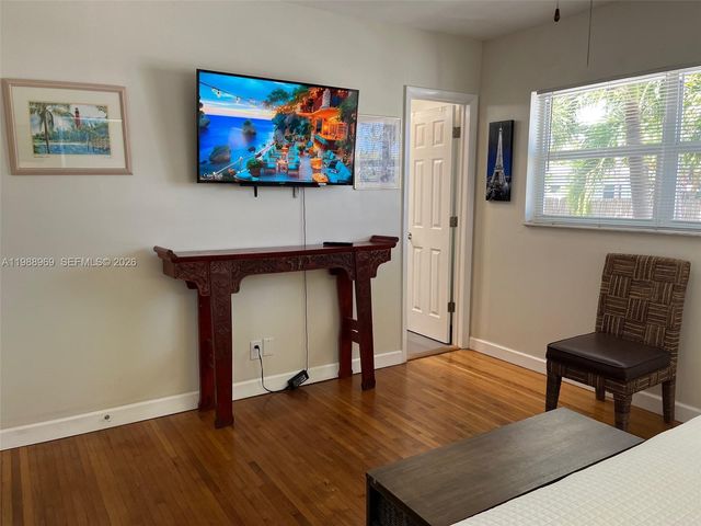 113 SW 2nd St, Hallandale Beach, FL 33009