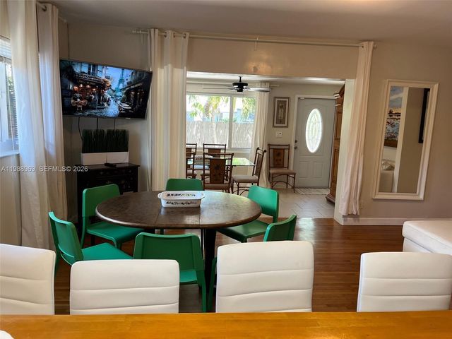 113 SW 2nd St, Hallandale Beach, FL 33009