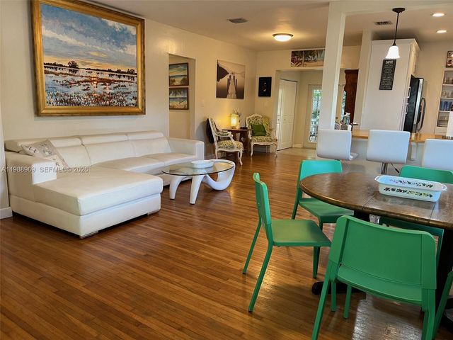 113 SW 2nd St, Hallandale Beach, FL 33009