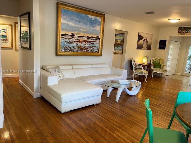 113 SW 2nd St, Hallandale Beach, FL 33009