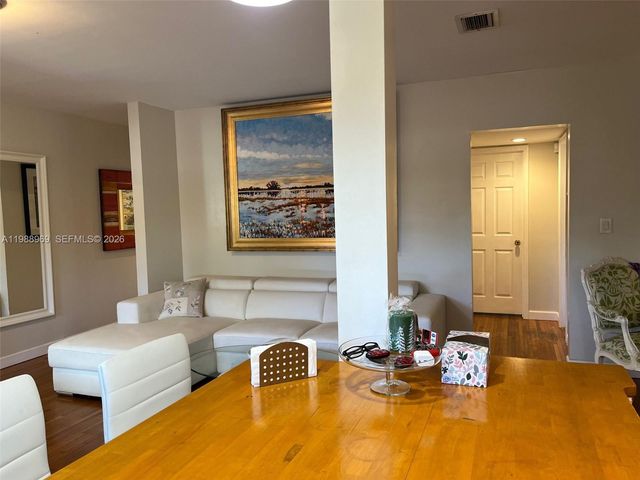 113 SW 2nd St, Hallandale Beach, FL 33009