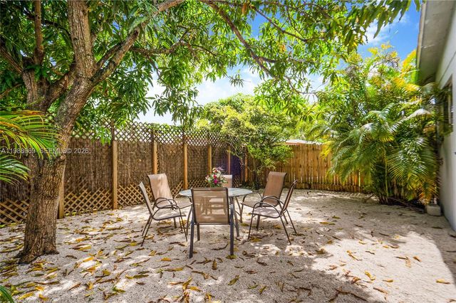 113 SW 2nd St, Hallandale Beach, FL 33009