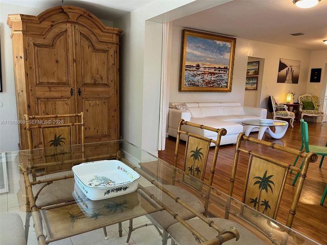 113 SW 2nd St, Hallandale Beach, FL 33009