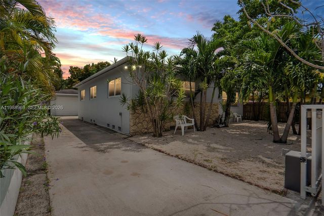 113 SW 2nd St, Hallandale Beach, FL 33009