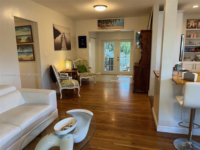 113 SW 2nd St, Hallandale Beach, FL 33009