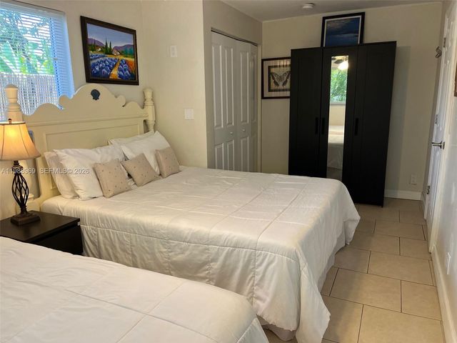 113 SW 2nd St, Hallandale Beach, FL 33009