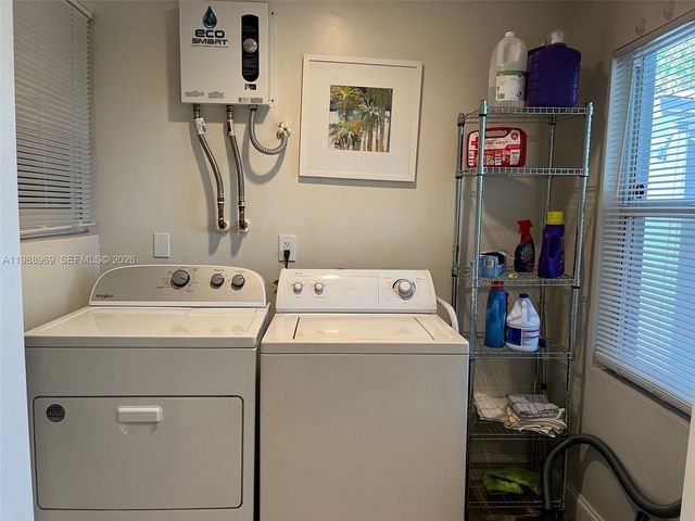 113 SW 2nd St, Hallandale Beach, FL 33009