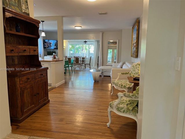 113 SW 2nd St, Hallandale Beach, FL 33009