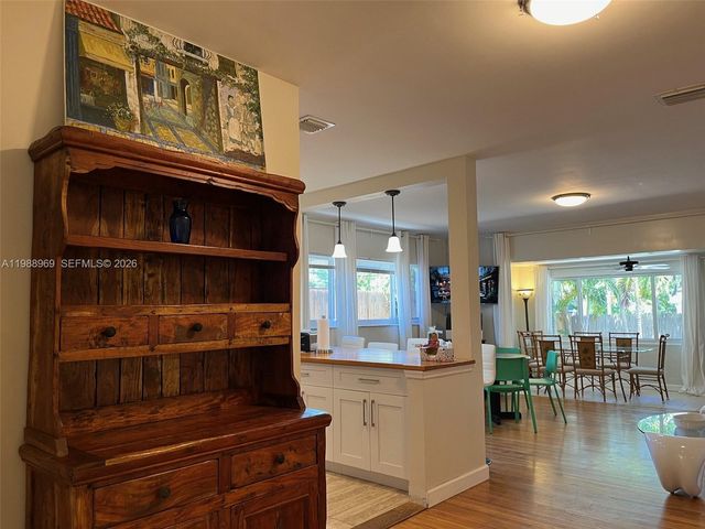 113 SW 2nd St, Hallandale Beach, FL 33009