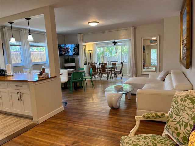 113 SW 2nd St, Hallandale Beach, FL 33009