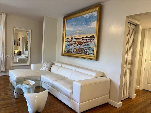 113 SW 2nd St, Hallandale Beach, FL 33009