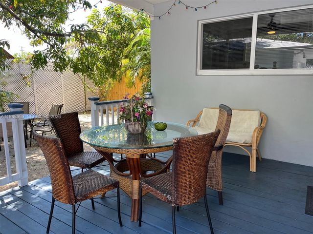 113 SW 2nd St, Hallandale Beach, FL 33009