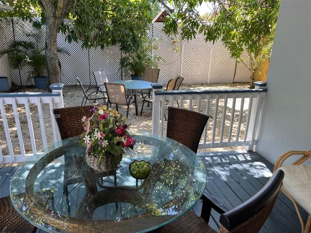 113 SW 2nd St, Hallandale Beach, FL 33009