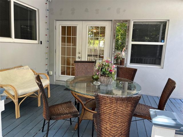 113 SW 2nd St, Hallandale Beach, FL 33009