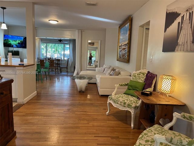 113 SW 2nd St, Hallandale Beach, FL 33009