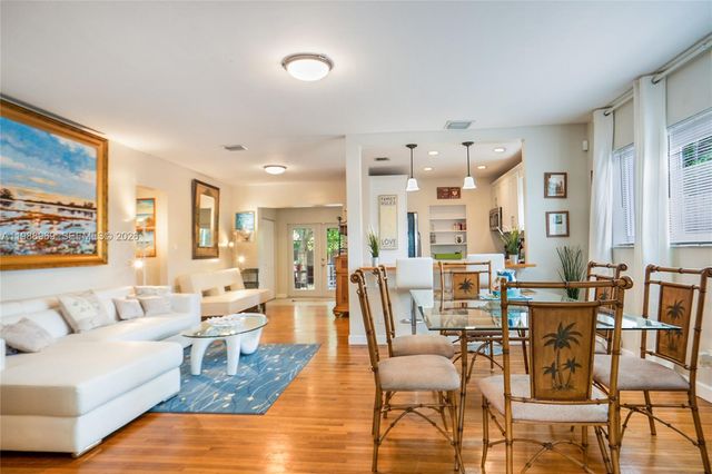 113 SW 2nd St, Hallandale Beach, FL 33009