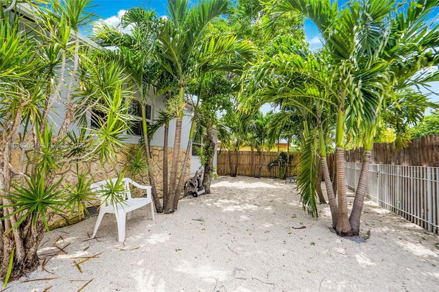 113 SW 2nd St, Hallandale Beach, FL 33009