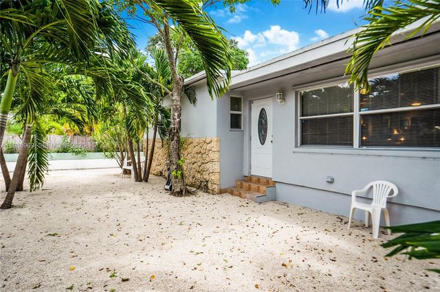 113 SW 2nd St, Hallandale Beach, FL 33009