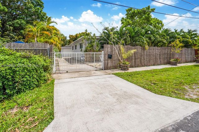 113 SW 2nd St, Hallandale Beach, FL 33009