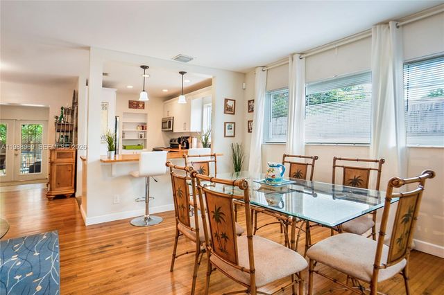 113 SW 2nd St, Hallandale Beach, FL 33009