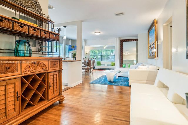 113 SW 2nd St, Hallandale Beach, FL 33009