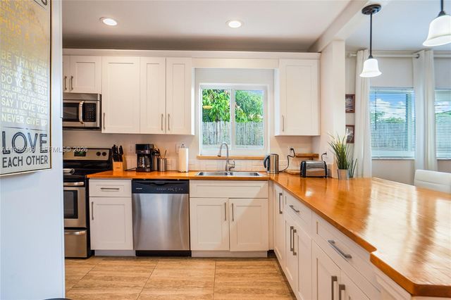 113 SW 2nd St, Hallandale Beach, FL 33009