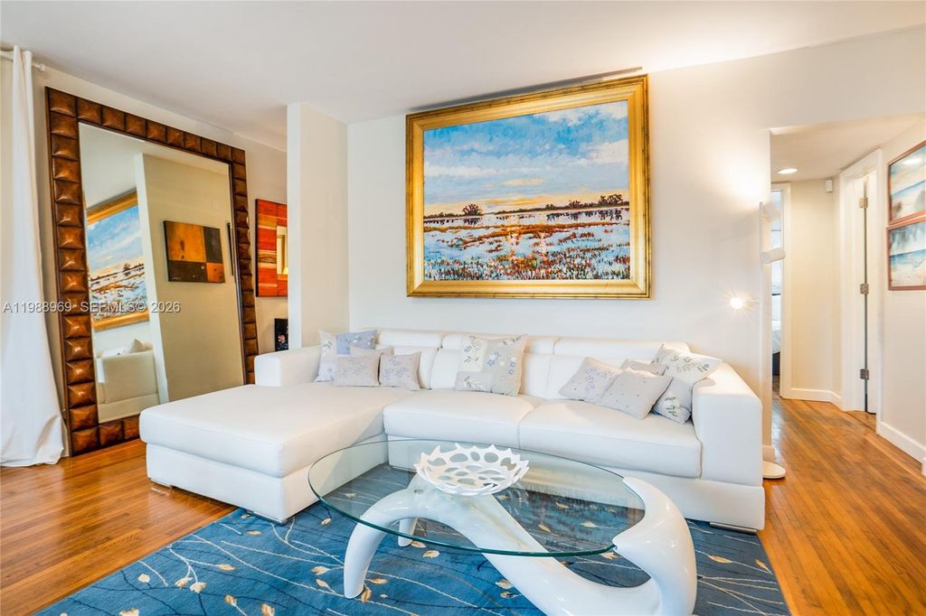 113 SW 2nd St, Hallandale Beach, FL 33009