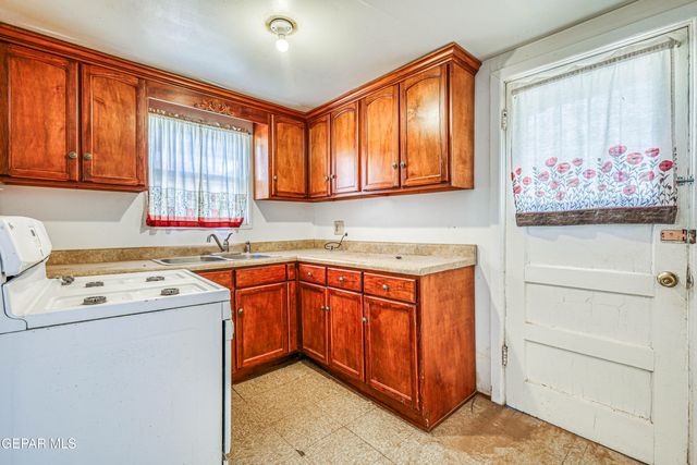 124 N Toledo Place, El Paso, TX 79905