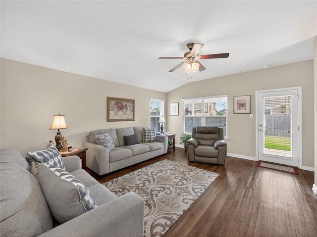 614 Lantana Ave, Lockhart, TX 78644