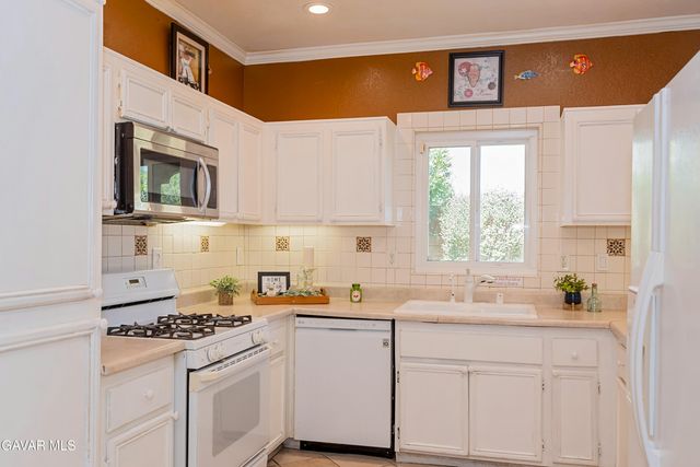 43963 Glenraven Road, Lancaster, CA 93535